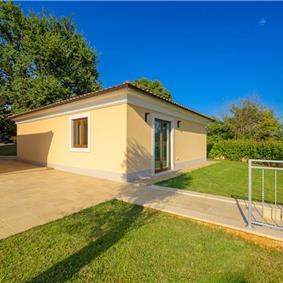 4 bedroom villa bedroom with pool, Svetvinčenat, Istria, sleeps 8